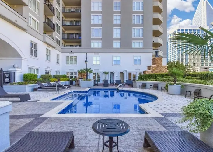 Spacious 2 Bed, 2 Bath Uptown Gem In The Heart Of The City-Parking-Wi-Fi-Balcony Cgv