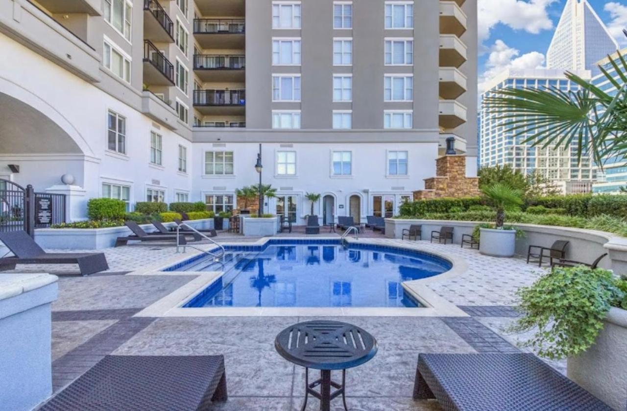 Spacious 2 Bed, 2 Bath Uptown Gem In The Heart Of The City-parking-wi-fi-balcony Cgv Apartment *