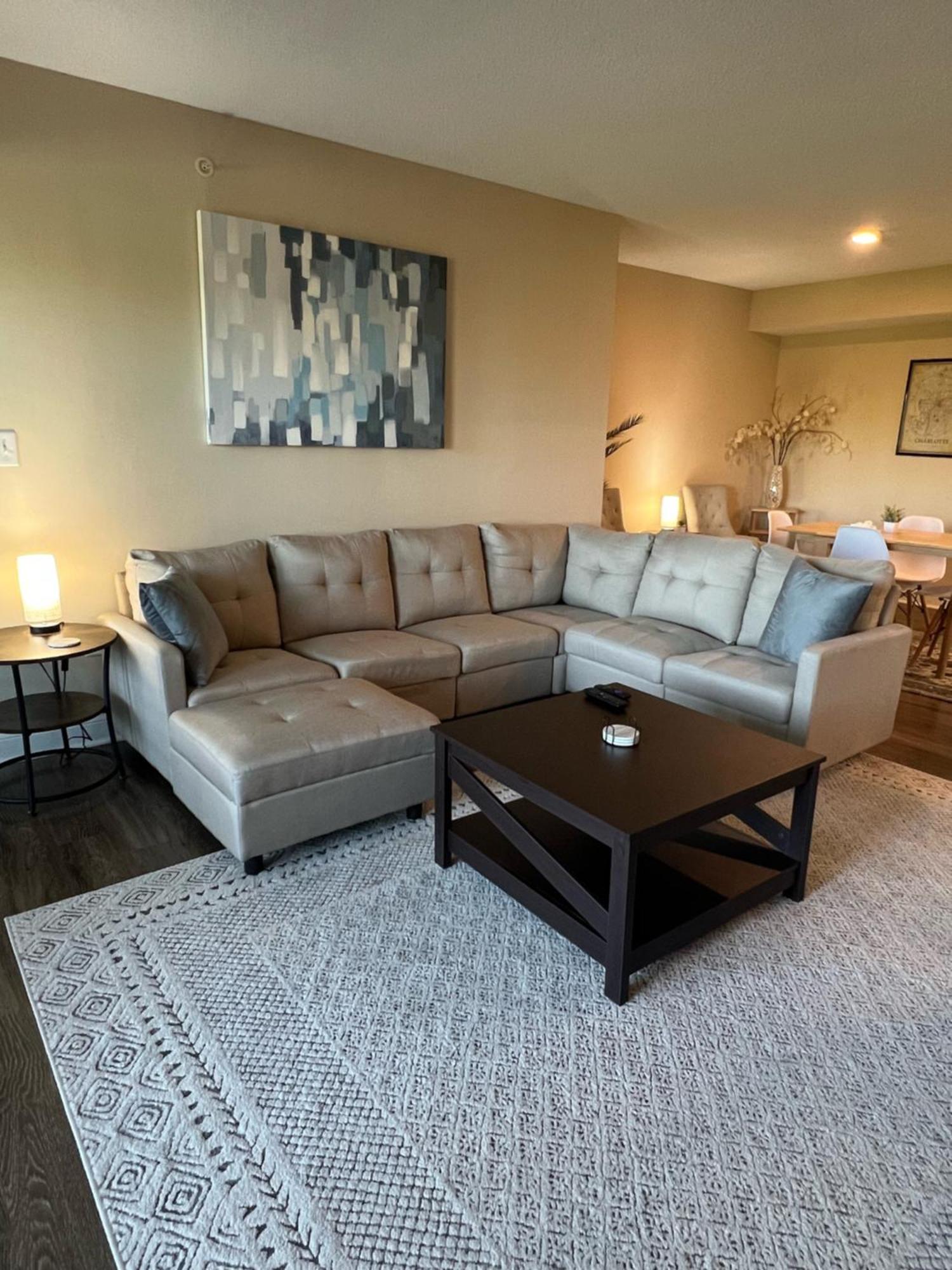 Spacious 2 Bed, 2 Bath Uptown Gem In The Heart Of The City-parking-wi-fi-balcony Cgv Apartment *